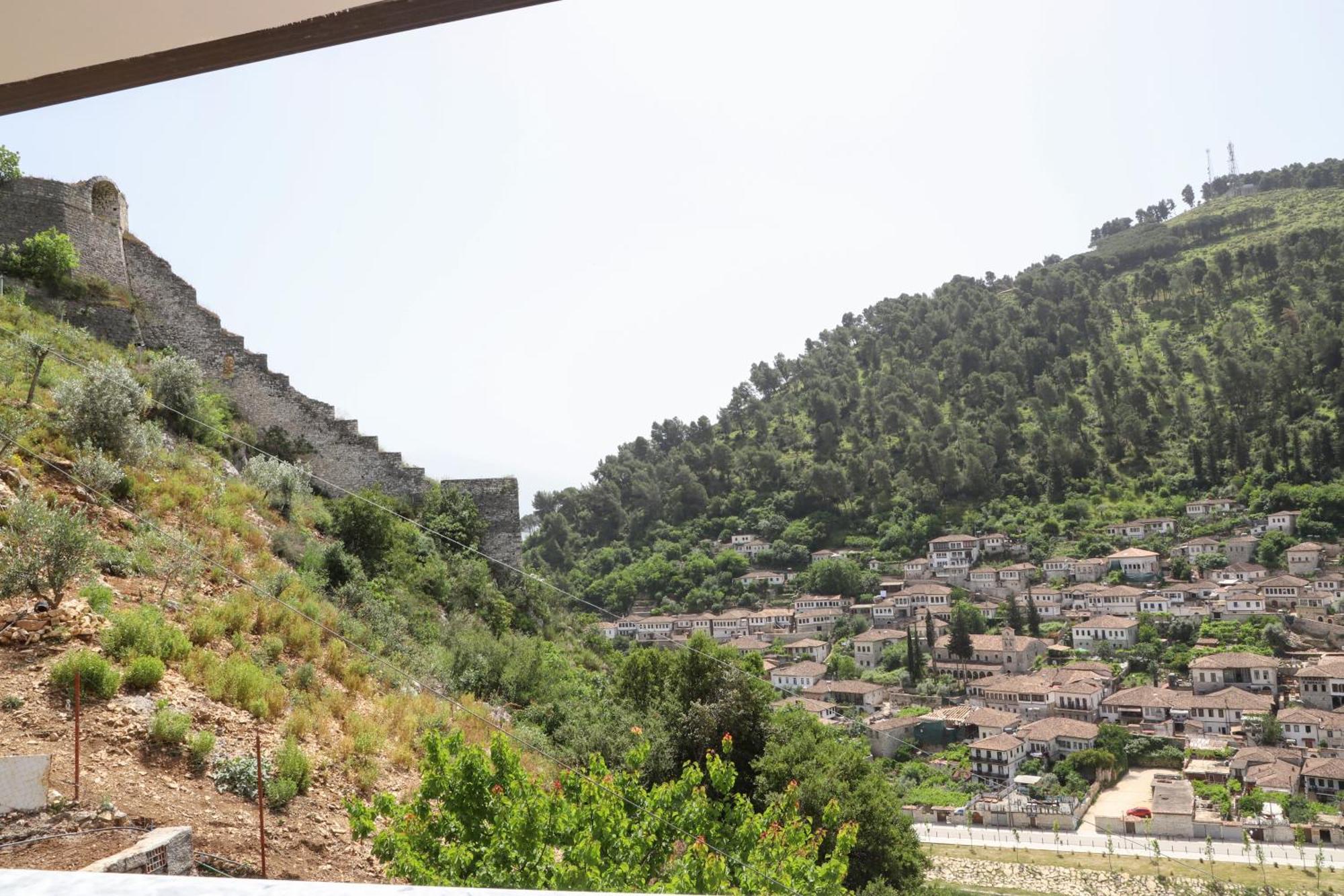 Vila Luen Berat Exterior photo