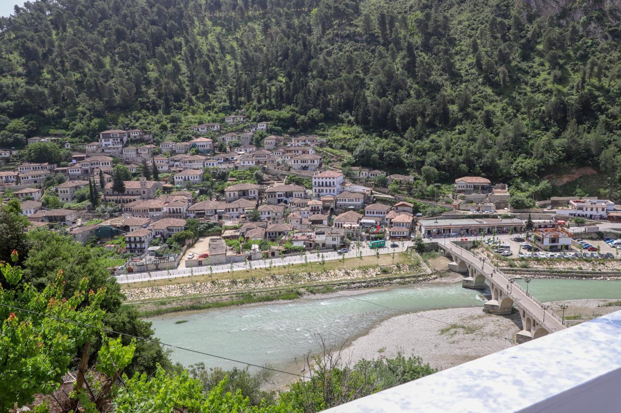 Vila Luen Berat Exterior photo