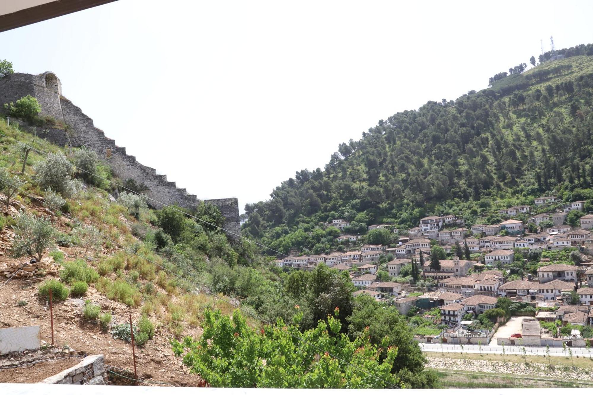 Vila Luen Berat Exterior photo